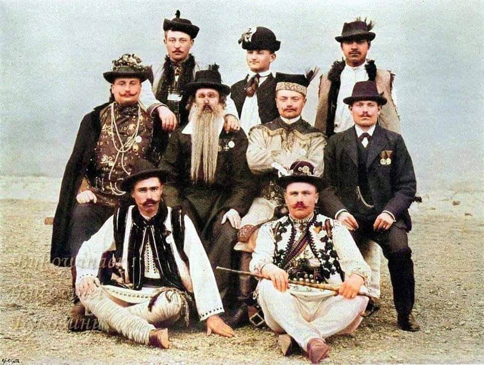 Bukovinai nemzetek 1902-ben. Balról jobbra, alsó sor: román, ruszin; középső sor: lipován, zsidó, lengyel, német; hátsó sor: hucul, magyar, cigány •  Fotó: Wikipédia