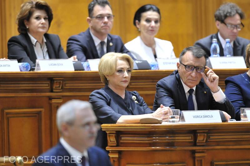 Viorica Dăncilă miniszterelnök szerint a kormány csakis a többségi koalíció előtt felel a döntéseiért • Fotó: Agerpres/Grigore Popescu