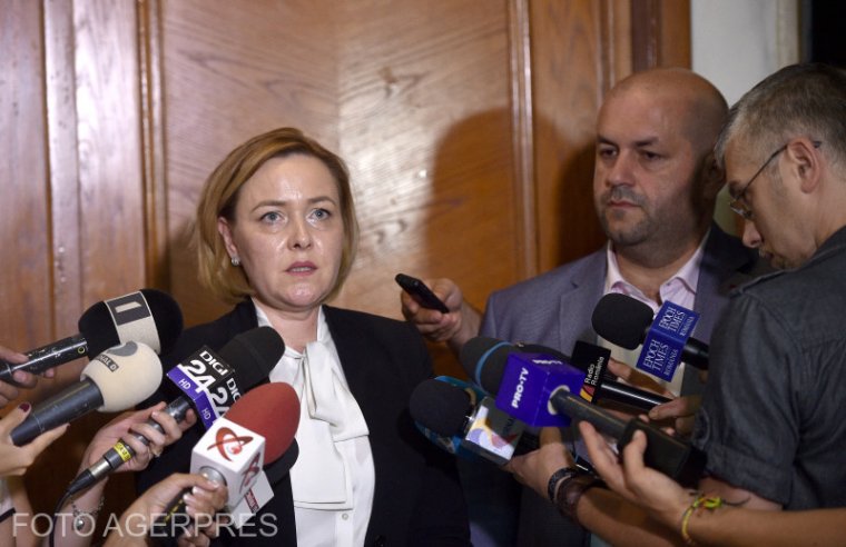 Emelt fővel mondott le Carmen Dan belügyminiszter