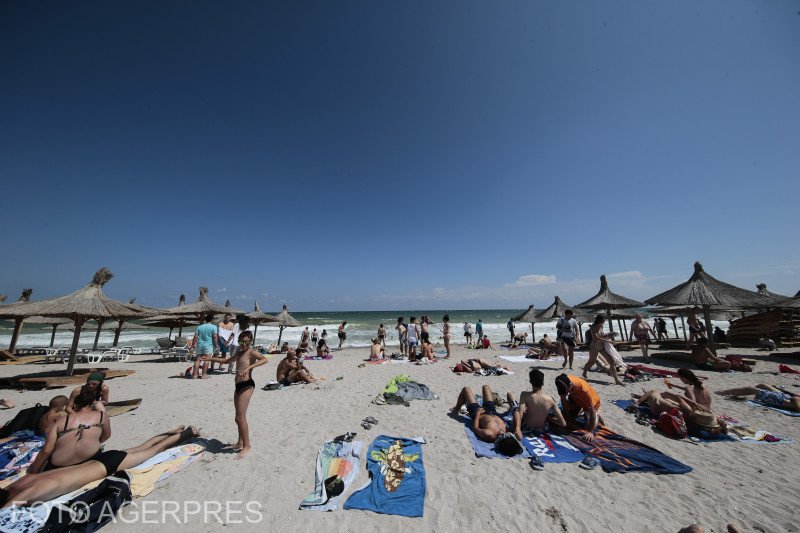 Nyaralás Vama Vechén. Az üdülési jegyek miatt nagy turistaforgalomra számítanak idén a román tengerparton • Fotó: Agerpres/Silviu Matei