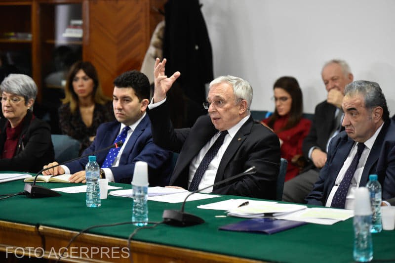 Mugur Isărescu (középen) a keddi szenátusi szakbizottsági vitán •  Fotó: Angelo Brezoianu/Agerpres