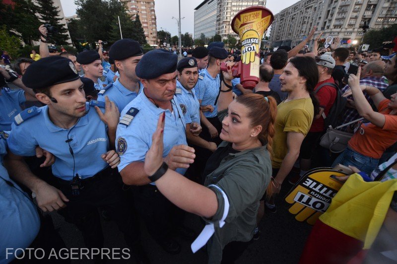 A mintegy háromezer fős tömeg egy része szerdán megpróbált áttörni a csendőrség által a kormánypalota körül felállított kordonon •  Fotó: Grigore Popescu/Agerpres