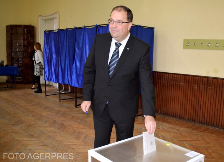 A magyarfóbiás Paşcan is indulna Soós ellenében