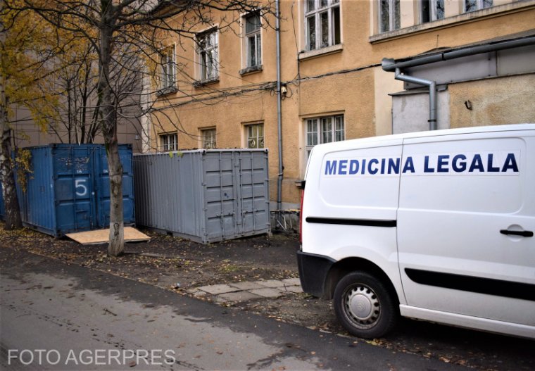 Újabb konténert helyeztek el a nagyszebeni megyei kórház udvarán a koronavírusban elhunytak számára