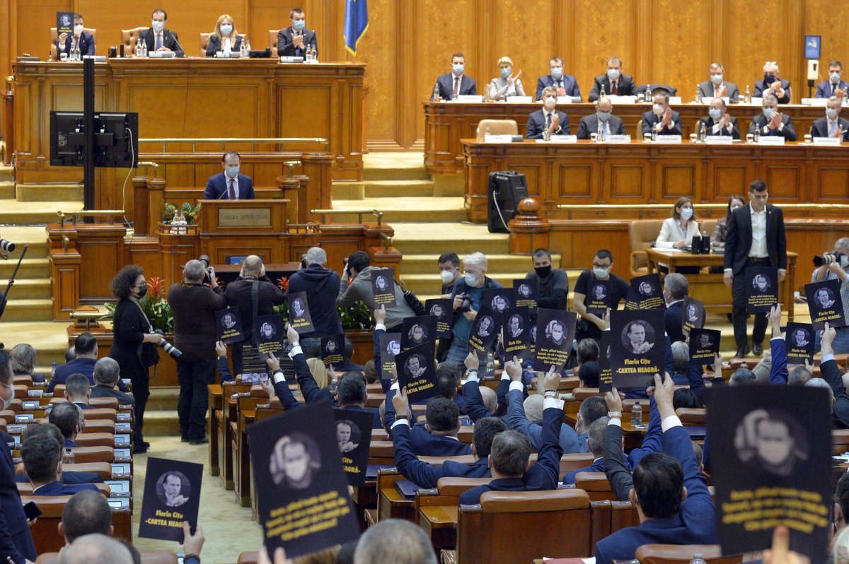Az új miniszterelnököt a pulpitusra lépésekor a kormányoldal tapssal, az ellenzék hangos pfujjolással fogadta •  Fotó: Alex Tudor/Agerpres