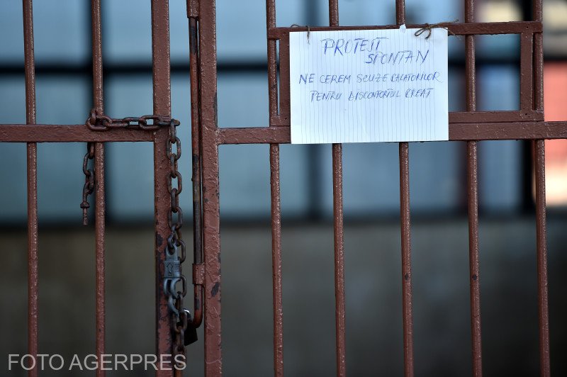 Ez a felirat várta péntek reggel a bukarestieket •  Fotó: Radu Tuta/Agerpres