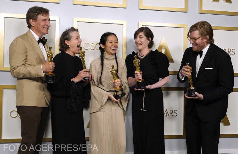 A Nomádok földje Oscar-stábja, középen Cloé Zhao rendezővel •  Fotó: Agerpres/EPA