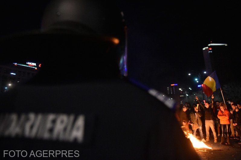 Lángoló indulatok. Bukarestben súlyos utcai összecsapásokba torkolltak a tüntetések, országszerte utcára vonultak a korlátozások ellen tiltakozók •  Fotó: Grigore Popescu/Agerpres