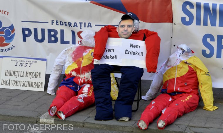 Kétszáz tüntető, daru és balhé az RMDSZ-es sportminiszter elleni demonstráción