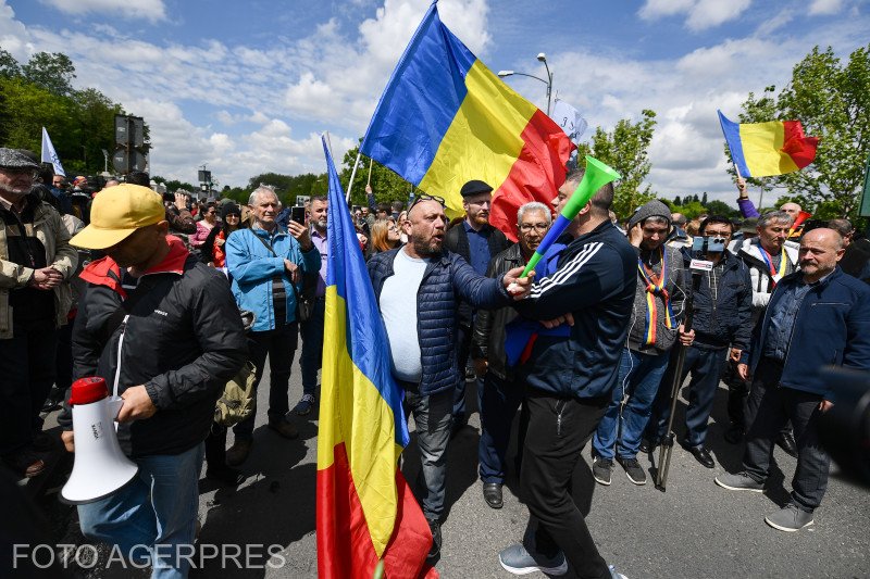 Rendkívül agresszívan viselkednek az AUR szimpatizánsai, akik a csendőrökkel is dulakodnak •  Fotó: Angelo Brezoianu/Agerpres