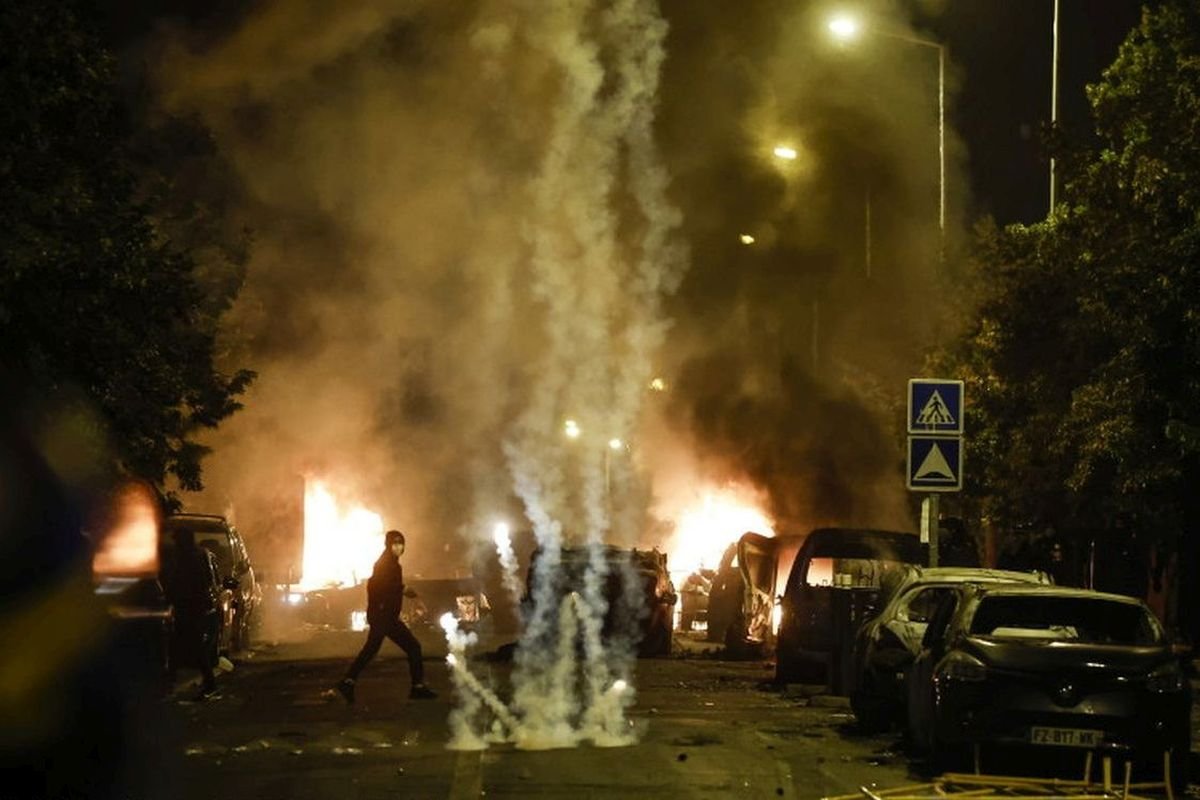 Ötödik éjszakája folytatódtak az elővárosi zavargások Franciaországban •  Fotó: Yoan Valat/EPA/Agerpres