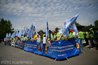 Sztrájkőrséget állnak a rendőrök a képviselőház előtt, mert egyik követelésük még nem oldódott meg