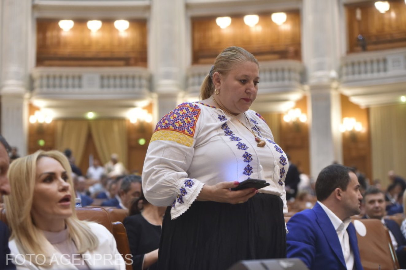 Televíziós újságírókat zárt be egy irodába Diana Șoșoacă, most jogellenes fogvatartás miatt emeltek vádat ellene