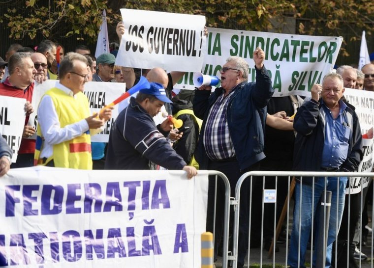 Általános sztrájkra készülnek a vasutasok, a kormány ígérget