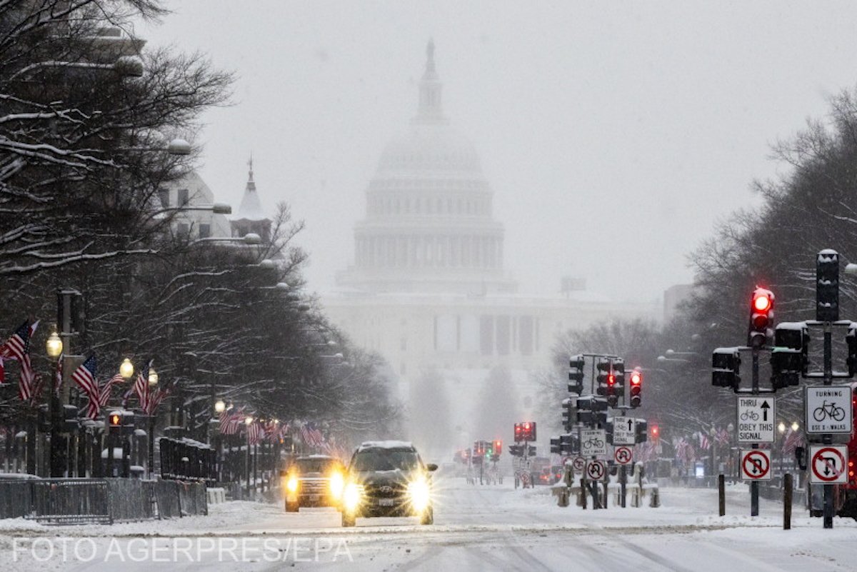 A washingtoni vészhelyzetet kedd reggelig fenntartották, miután a téli vihart a Weather Channel Winter Storm Blair néven azonosította