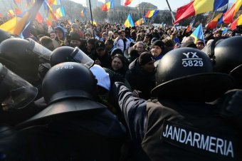 Petárdára könnygáz: áll a bál Bukarestben