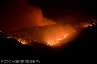 Lángokkal küzdenek a tűzoltók a görög szigeteken, több helyen erdőtüzet okozott a villámlás