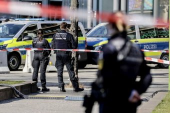 Géppisztollyal ellenőrzik az utcákat, helikopter köröz a város felett a tömegbe hajtás után