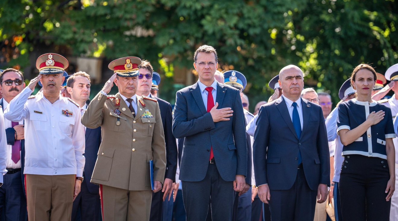 Moșteanu (középen) szerint az önkéntes tartalékos katonai szolgálat vonzani fogja a 18 és 35 év közötti fiatalokat •  Fotó: Facebook/Ionuț Moșteanu