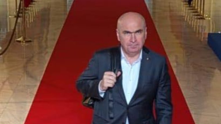 Piócáknak nevezte Bolojan az állami vállalatok vezetőit, és az „arcátlan bérek” lefaragását ígéri