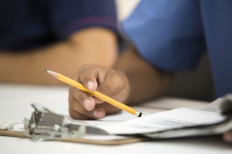 Közel harminc pótérettségiző diákot kizártak csalás miatt