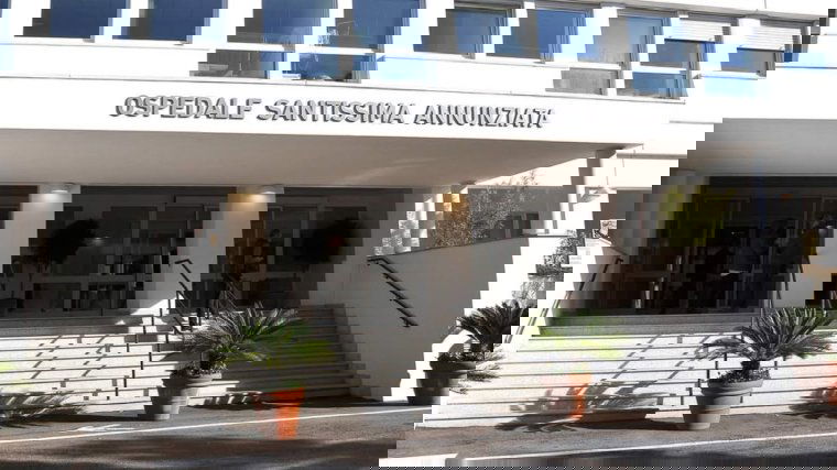 Meghalt egy romániai házaspár kisfia a nyaraláson, miután hősokkot kapott a család autójában