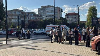 Mentőautóval ütközött egy személyautó Temes megyében – hárman kórházba kerültek, egy ember meghalt