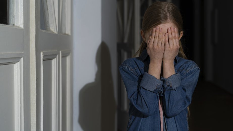 Rendszeresen molesztálta mostohaapja a 11 éves kislányt, édesanyja sem védte meg