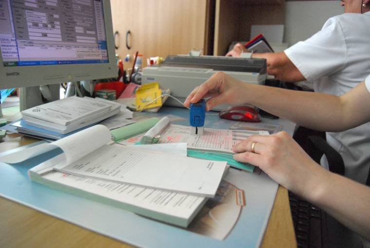 Hidegzuhany a dolgozóknak: februártól nem fizetik a betegszabadság első napját