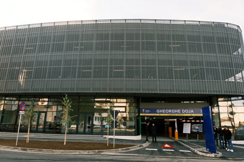 Nagyvárad: egy munkás véletlenül elvágott egy kábelt, beragadtak a sorompók az összes parkolóházban és mélygarázsban