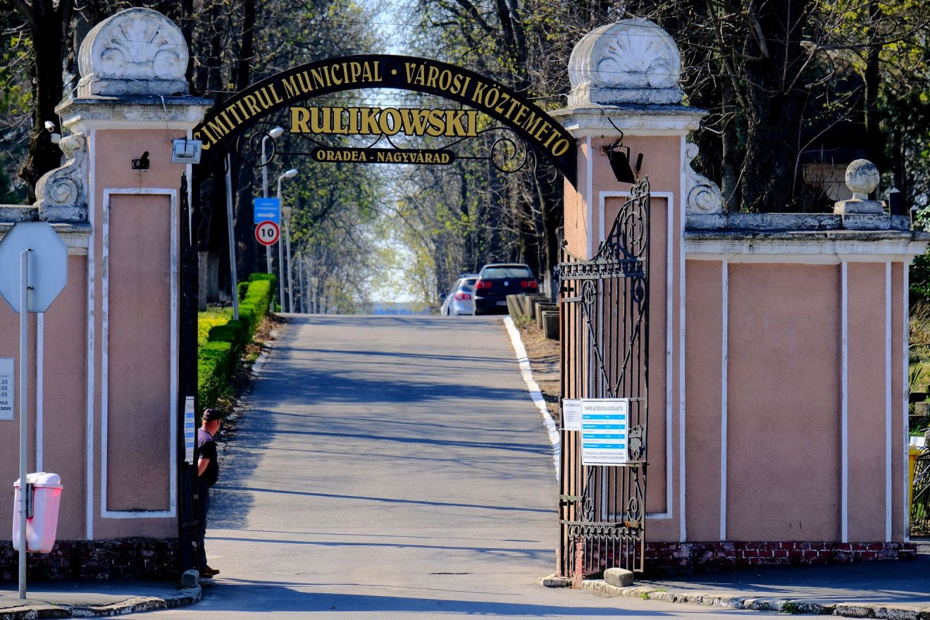 A nagyváradi Rulikowski-temető bejárata &bullet;  Fotó: Alexandru Nițescu