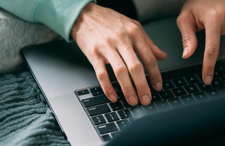 Virtuális rendőrökkel tesztelik a közönséget a közösségi médiában