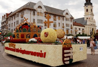 Virágkocsik, kenyérszentelés, néptánc, rock: Nagyváradon idén három napon át ünnepelik az államalapítást