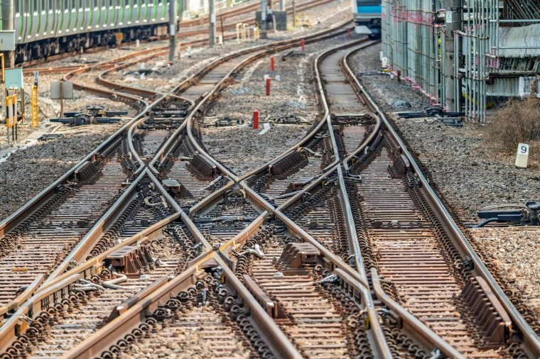 Sebességkorlátozásokat vezet be a CFR a hőség miatt, helyenként kamionstop lesz