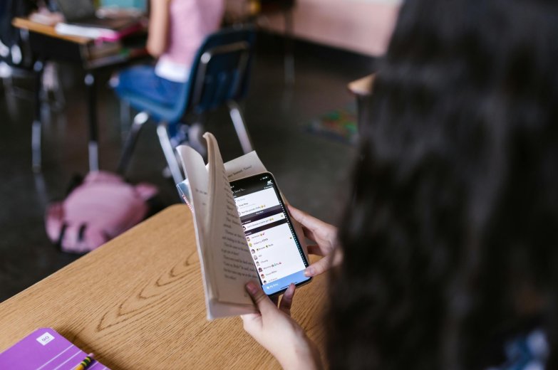 Kevesebb mobil, több tanulás? Turcan teljes iskolai mobiltilalmat sürget