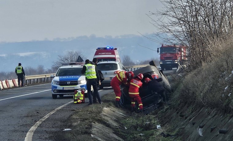 Felborult egy személyautó Kágyánál