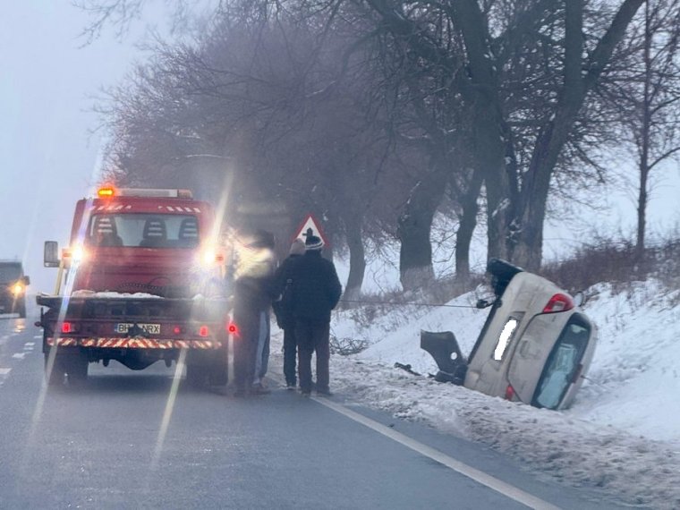 Láncbalesetek a jegesedés miatt: egy autó az árokba borult Biharfélegyházánál