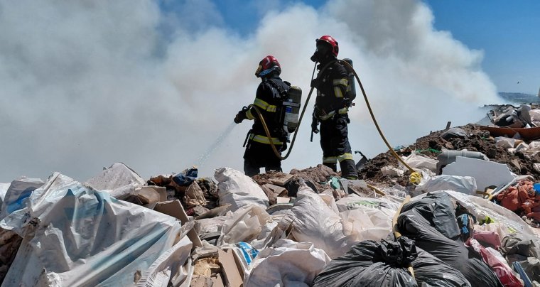 A tűzoltóknak sikerült eloltaniuk a nagyváradi hulladéklerakónál kiütött tüzet, de még visszatérnek a helyszínre