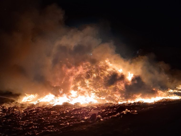 Felcsaptak a lángok a nagyváradi hulladéklerakónál, Ro-Alert figyelmeztetést is kiadtak