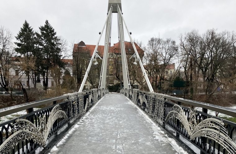 Nagyvárad: hiába szereltek „padlófűtést” egy felújított hídra, mégis lefagyott