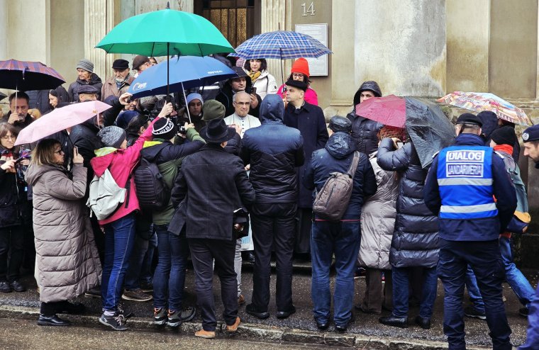 Ideiglenes jelleggel elhalasztották Fejes Rudolf Anzelm premontrei apát kilakoltatását | VIDEÓK