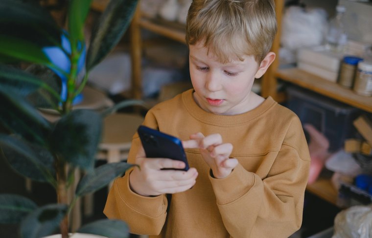 Tizenöt éves korig korlátoznák a közösségi média és a mesterséges intelligencia használatát