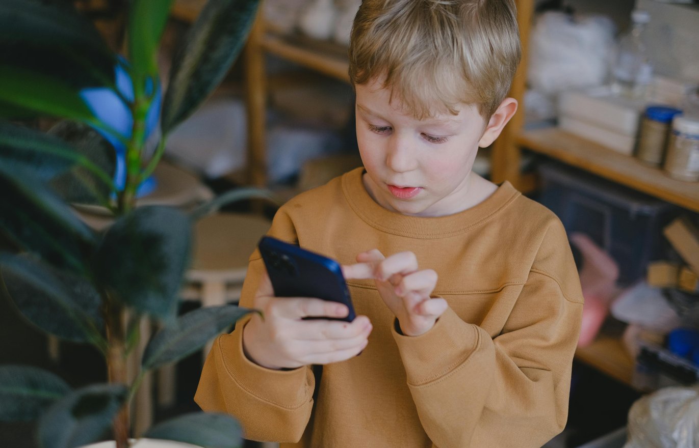 Tizenöt éves korig korlátoznák a közösségi média és a mesterséges intelligencia használatát