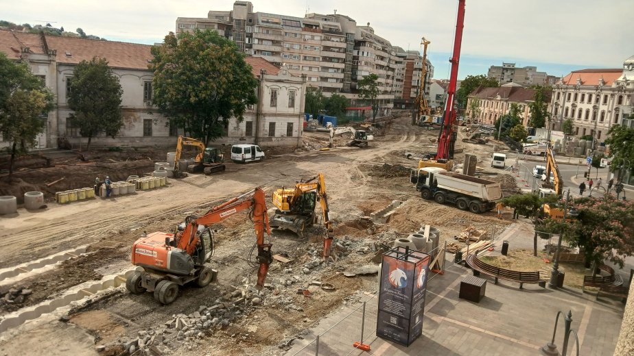 Zakatoló fúrógépek, lezárt utcák – így néz ki most a vasútállomás és a Körös áruház környéke | VIDEÓ