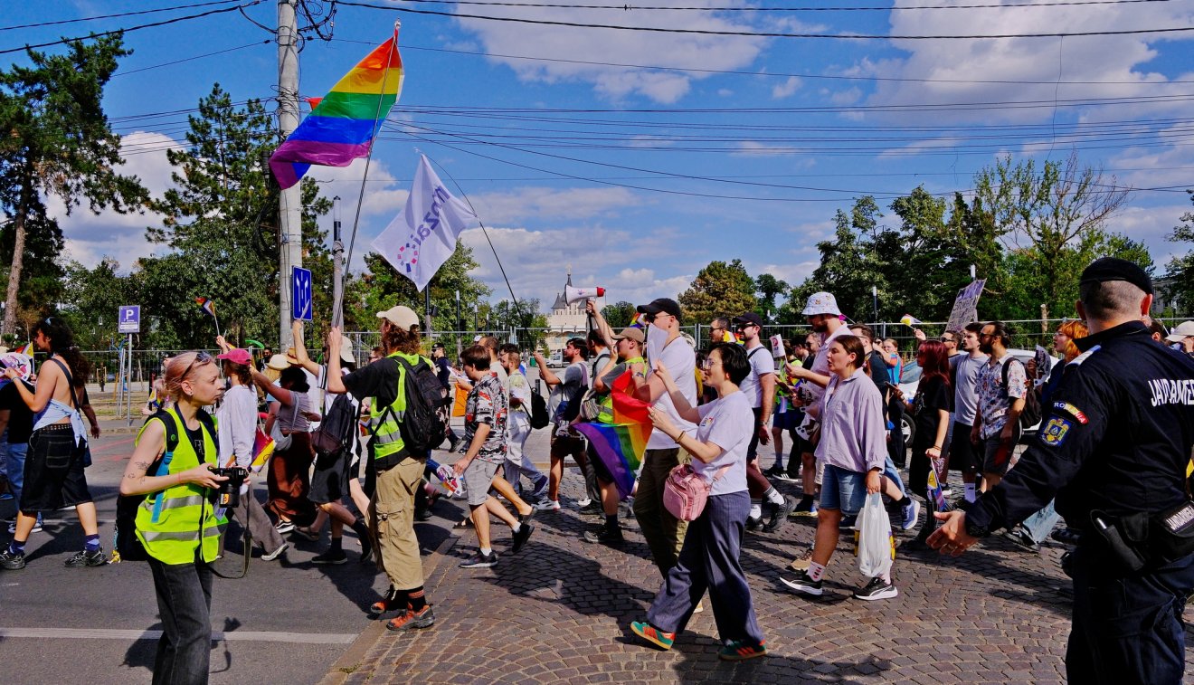 Szivárványos szimbólumok Romániában. Csendőrök biztosítanak egy Pride-rendezvényt Nagyváradon • Fotó: Alexandru Nițescu