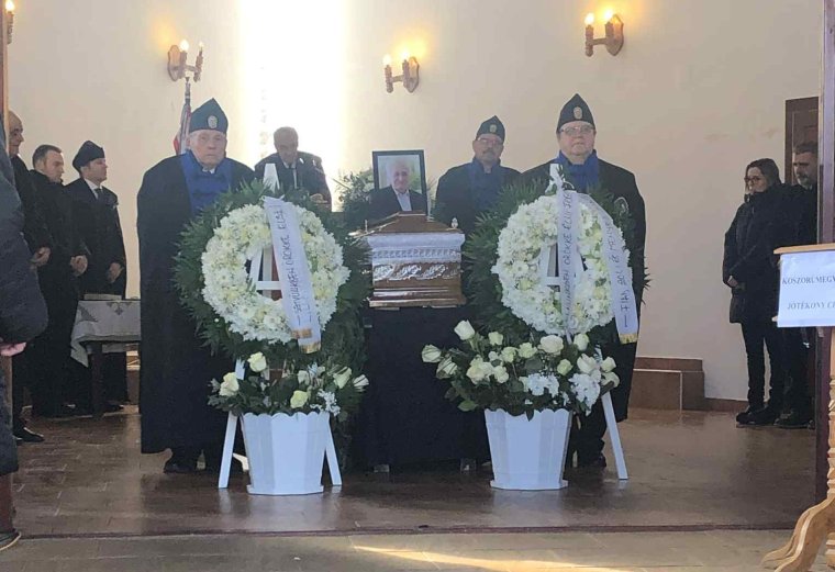 „Felfoghatatlanul hamar távozott”: utolsó útjára kísérték Kovács Zoltánt, Érmihályfalva egykori polgármesterét