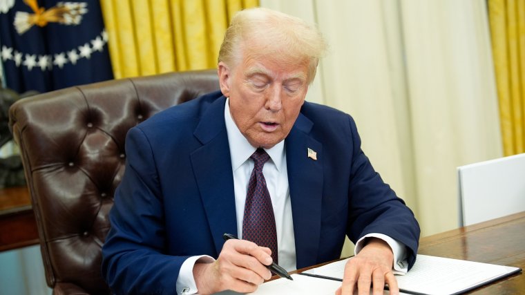Donald Trump megsemmisíti elődje minden olyan elnöki rendeletét, amelyen előre rögzített szignó szerepel