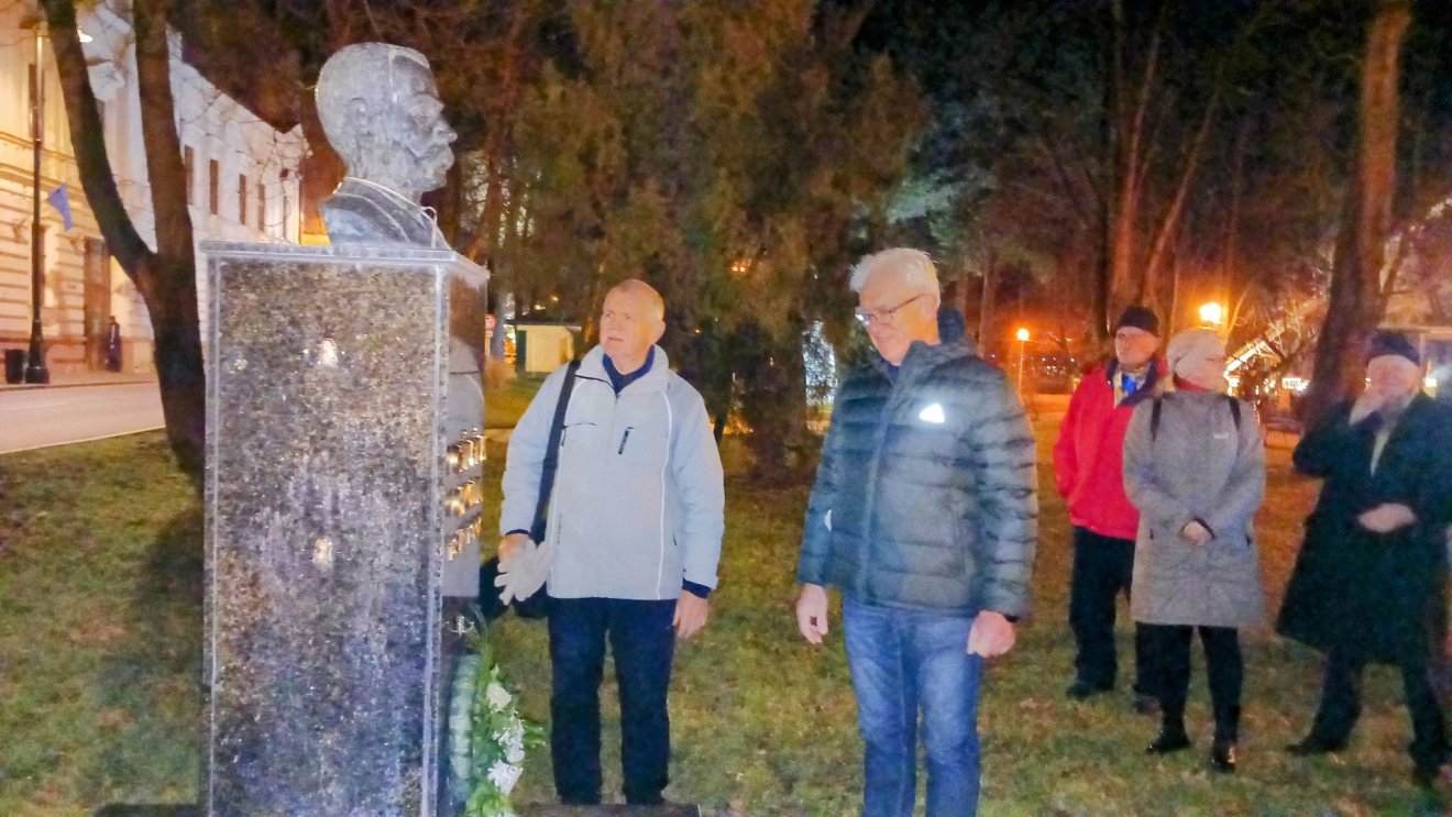 Czárán megemlékezés 2025 januárjában a nagyváradi szobránál &bullet;  Fotó: Ciucur Losonczi Antonius