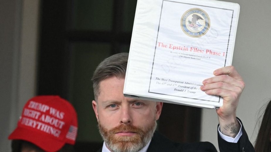 Számos ismert közéleti személyiség és politikus neve is feltűnik a nyilvánosságra hozott Epstein-aktákban