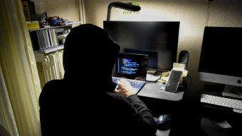 Előzetes letartóztatásba helyezték a román tinédzsert, akihez közel ötszáz bombariadó, intézmények elleni fenyegetés köthető